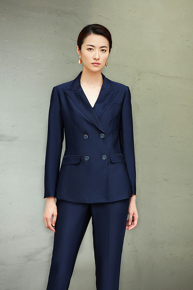 女士藍色雙排扣職業(yè)西服